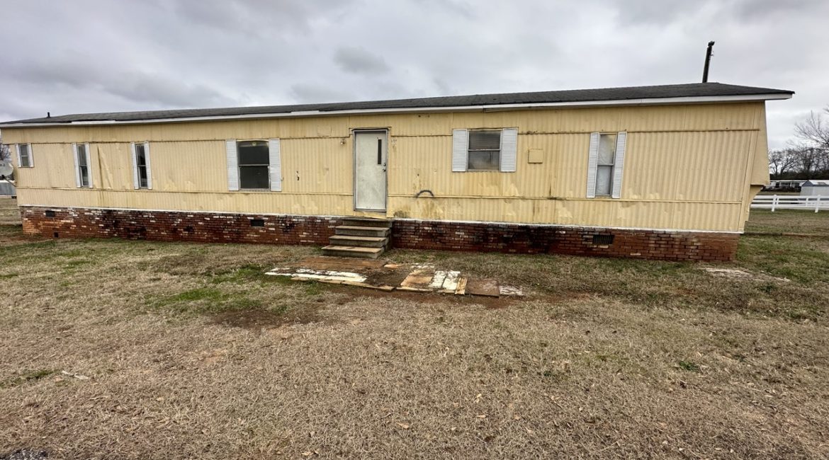 (SOLD) $15,000 – Mobile Home – Unit 2 – 820 Joe Black Rd Williamston, SC 29697