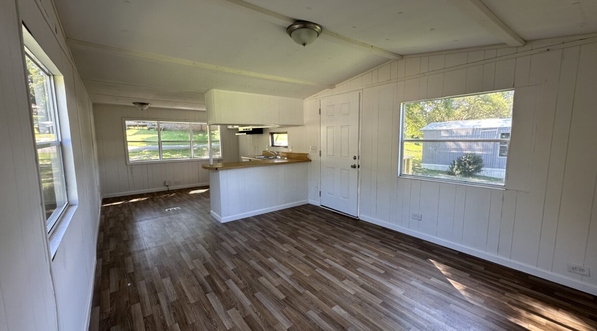 2 Bedroom 1.5 Bathroom – 325 Draymont Dr, Spartanburg,SC (.3 acre lot)